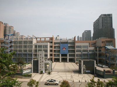 學(xué)校大門(mén)